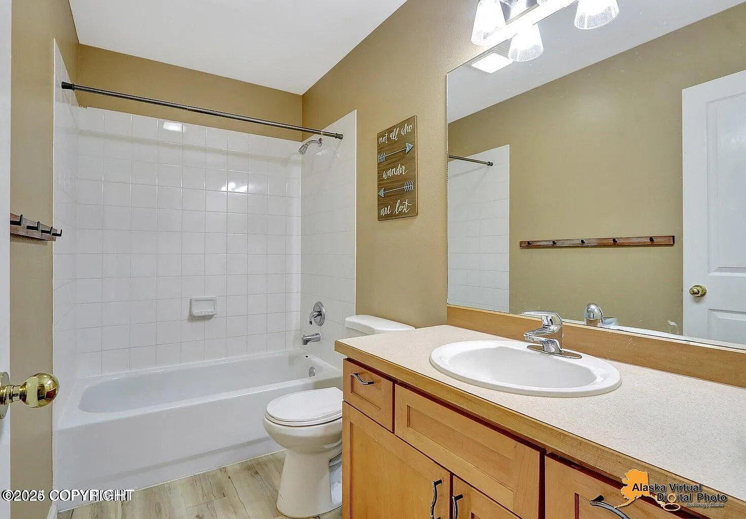 4 bed, 2.5 bath, 2220 sqft, $4,500 — Photo 3