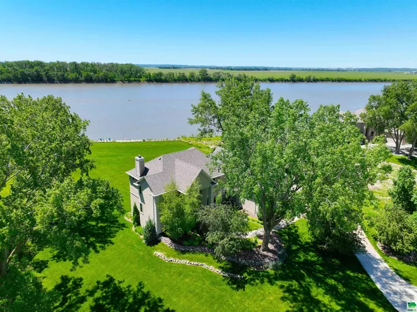 1052 Pebble Beach Dr, Dakota Dunes, SD 57049