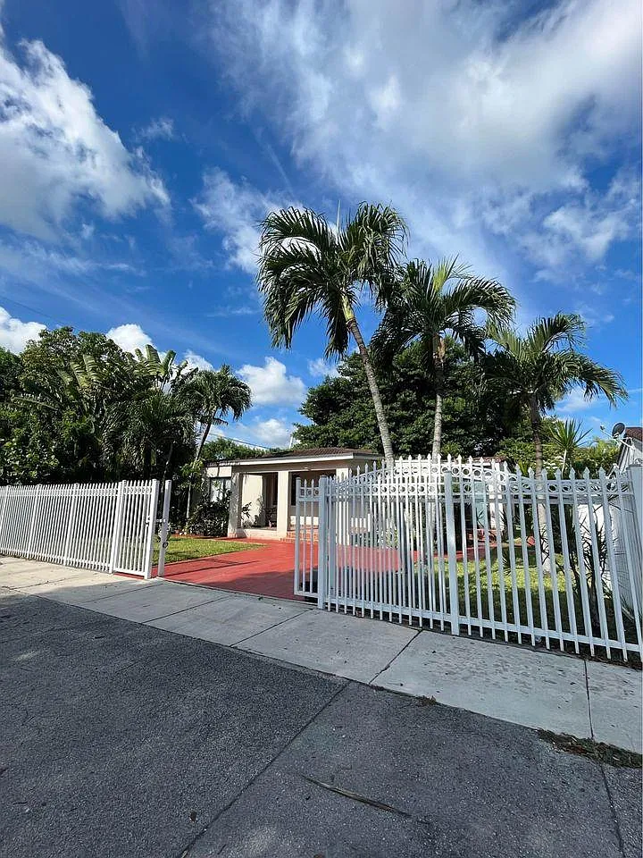 1010 NW 19th Ct — Photo 2