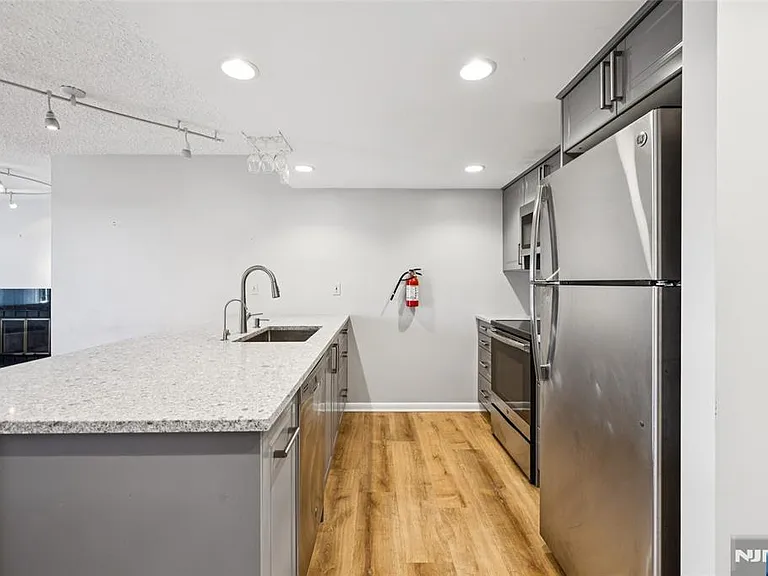 55 Clinton Pl #510 — Photo 11