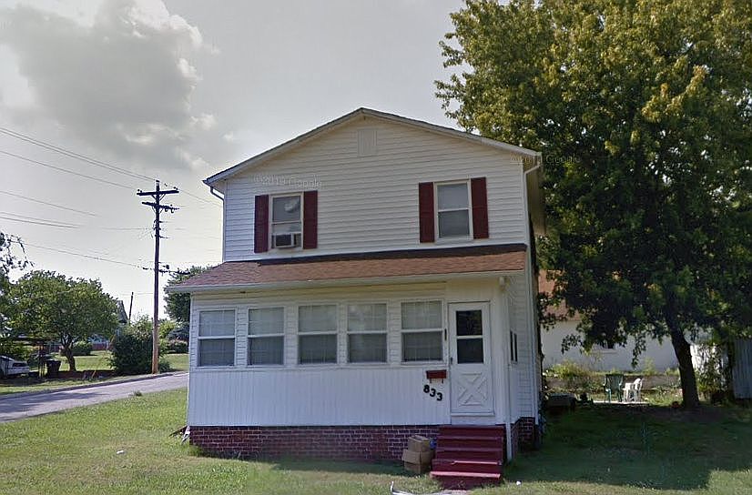 1st image of 833 Poplar St