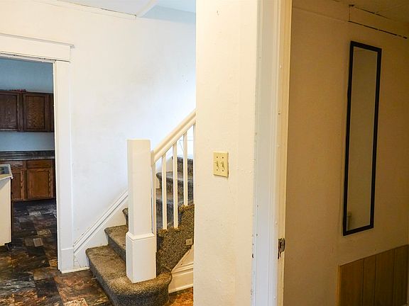 5th image of 810 W 1st St