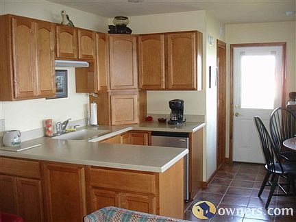 Kitchen/dining area, 1/2 bath at door