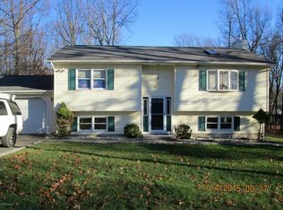 2113 Snowflake Ct, Bushkill, PA 18324