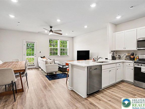 3rd image of 1131 Martin Rd