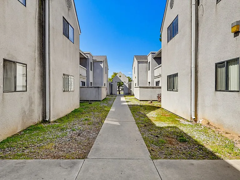 11208 S Western Ave — Photo 16