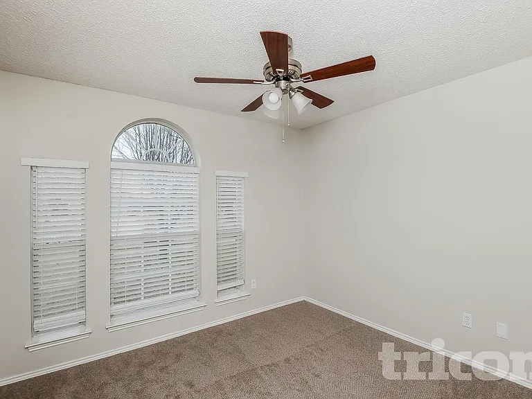 516 Cambridge Dr — Photo 11
