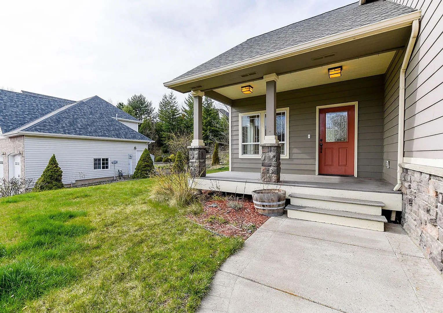 Beautiful 3 bed/2.5 bath single family home w/attached 2 car garage — Photo 4