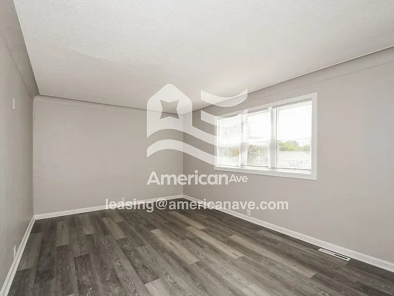 1240268_005_living_room_12790115.jpg