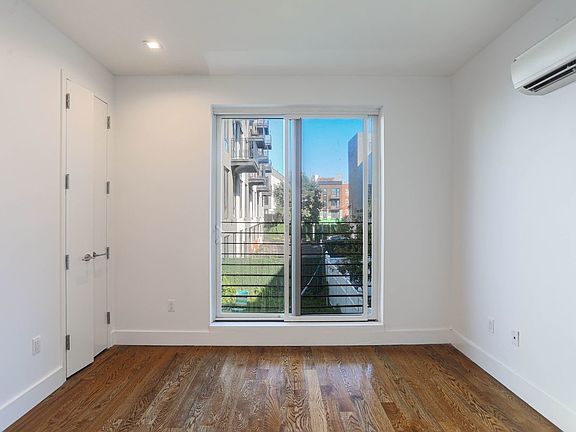 4th image of 945 Willoughby Ave #2AA
