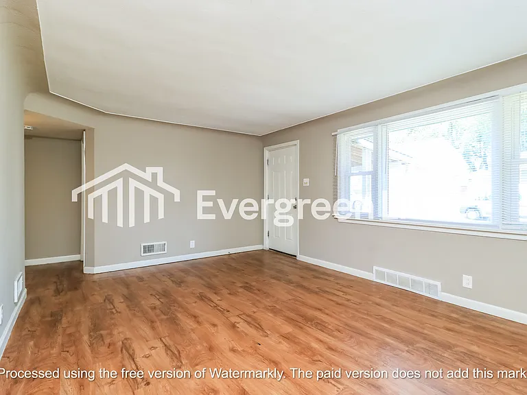 9750 Royalton Ct — Photo 8