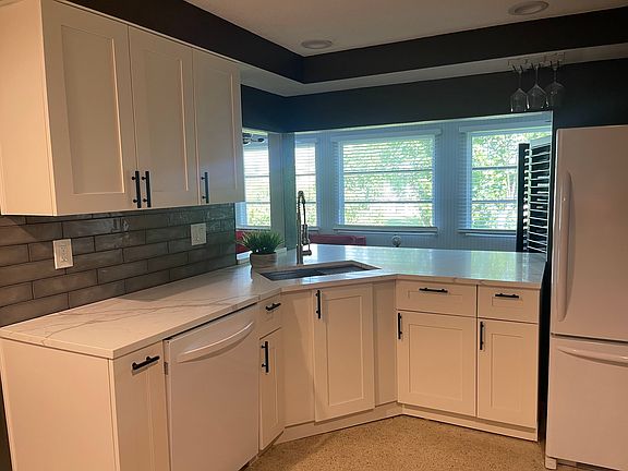 4th image of 3232 Kenmore Dr