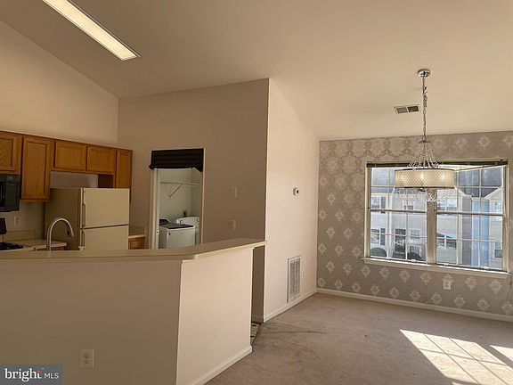 5th image of 215 Fernwood Pl