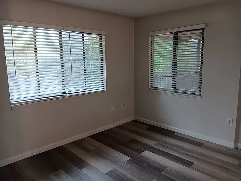 2541 S Myrtle Ave #D — Photo 32