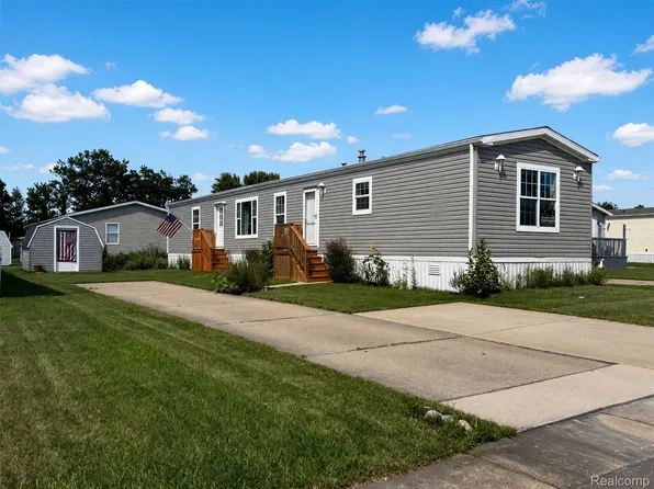 24228 Chippewa Dr, Flat Rock, MI 48134
