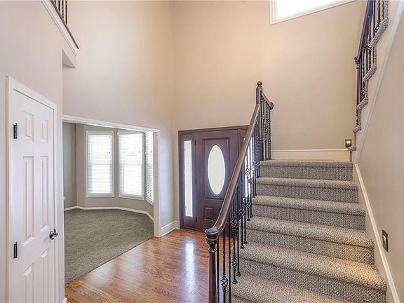 5th image of 601 SE Williamsburg Dr