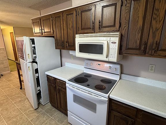 5th image of 931 Lake St