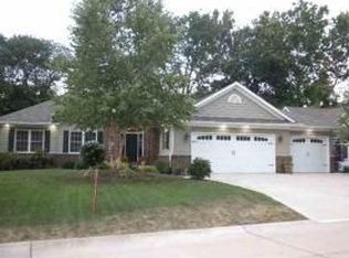 4 Hollows Ct, Le Claire, IA 52753