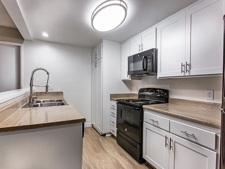 Pacific Pointe Apartments — Photo 13