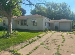 1515 Lazy Ln, Clinton, IA 52732
