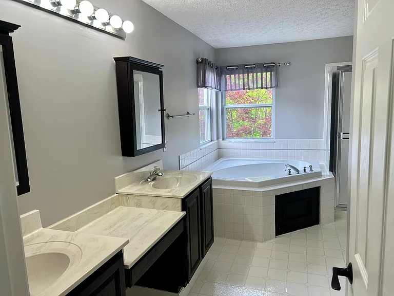 8103 Barlow Rd — Photo 10