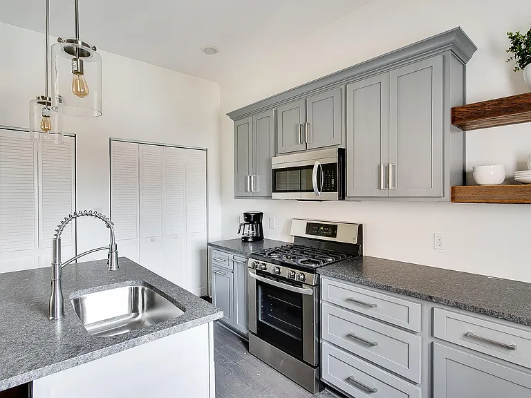 837-839 E Washington St #839-1 — Photo 9