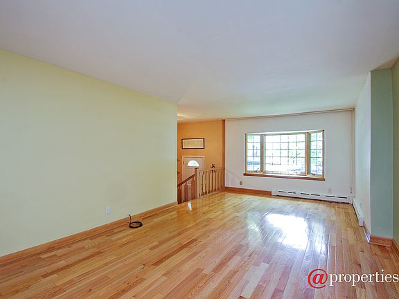 Foyer/Living Room