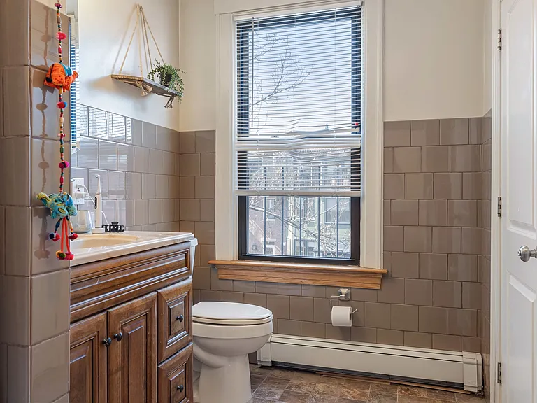 Full Bathroom 1