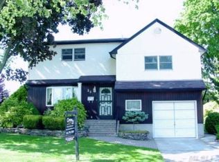 23 N Pine St, Massapequa, NY 11758