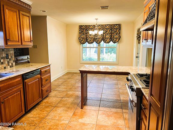 4th image of 613 Alonda Dr