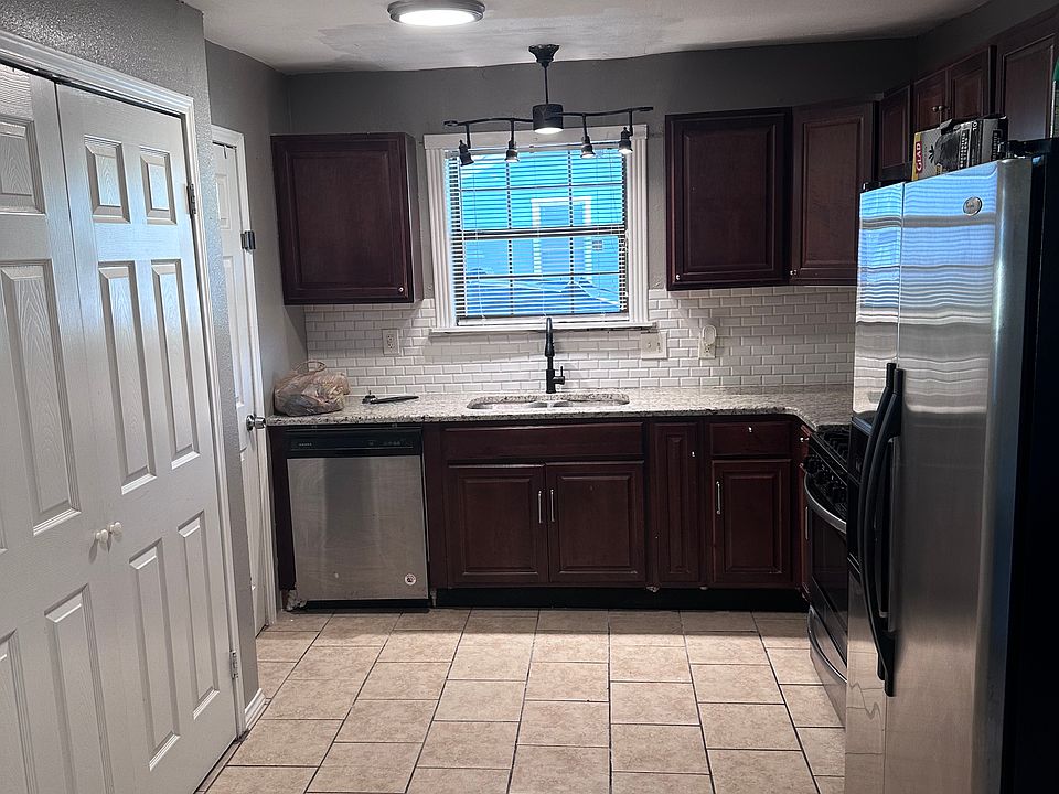 1st image of 1713 Brook Hollow Dr