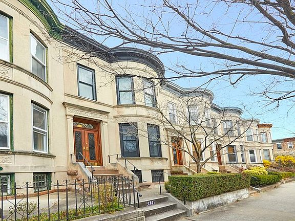 3rd image of 207 Midwood St Unit Townhouse