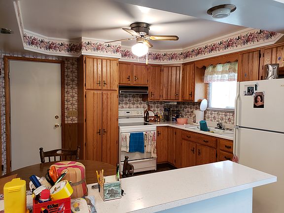 Kitchen w/ newer cabinets