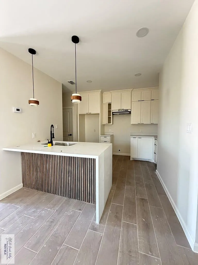 2 bed, 2.0 bath, 2690 sqft, $1,600 — Photo 2