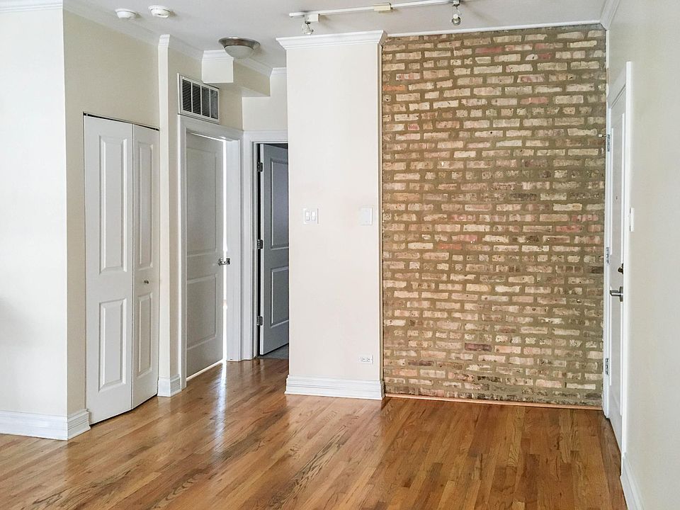 1st image of 624 W Roscoe St APT 1C