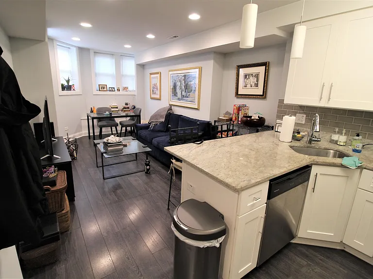2329 W Barry Ave — Photo 2