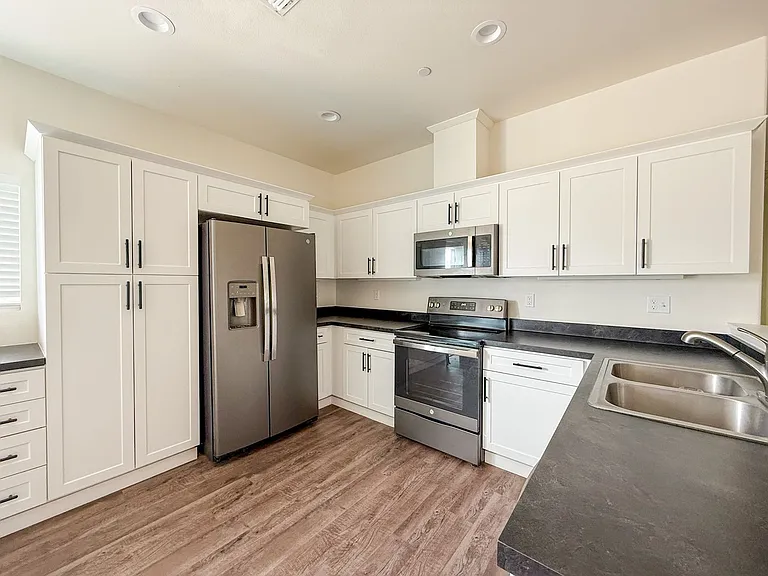 6944 Woodward Ave — Photo 5