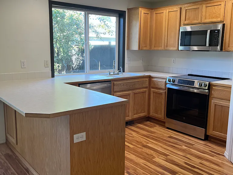 17610 NE 27th Way — Photo 4