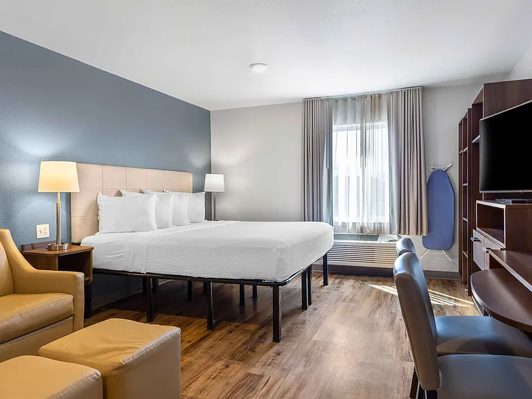 Deluxe Studio - 1 King Bed