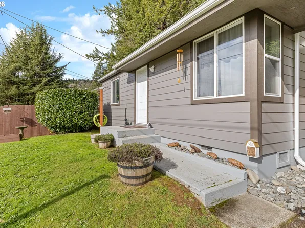 950 W 17th St, Coquille, OR 97423