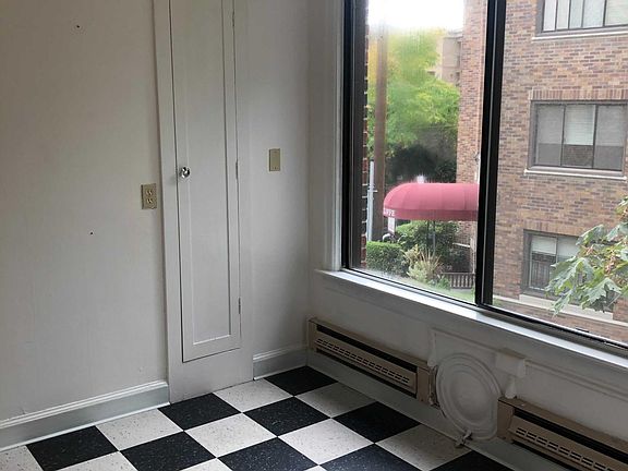 5th image of 903 Bellevue Pl E