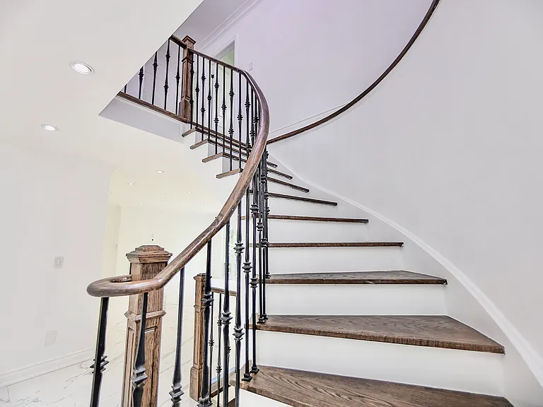 89 Yonge Blvd — Photo 14