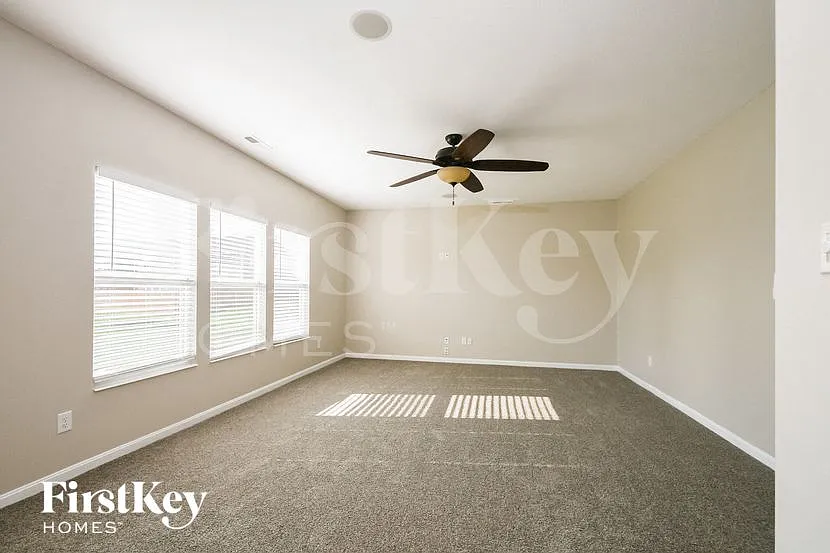 4 bed, 2.5 bath, 2452 sqft, $2,600 — Photo 2