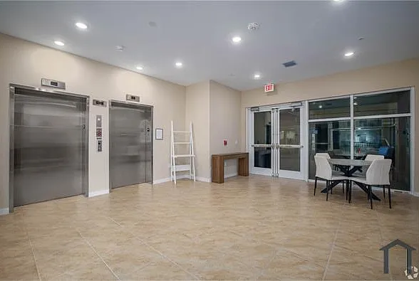 203 N University Dr — Photo 31