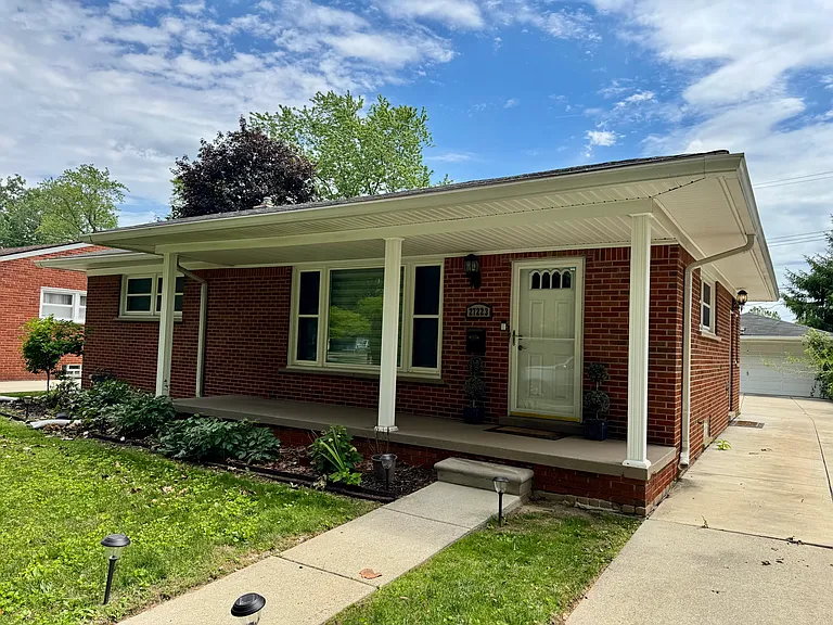 27223 Clairview Dr — Photo 2