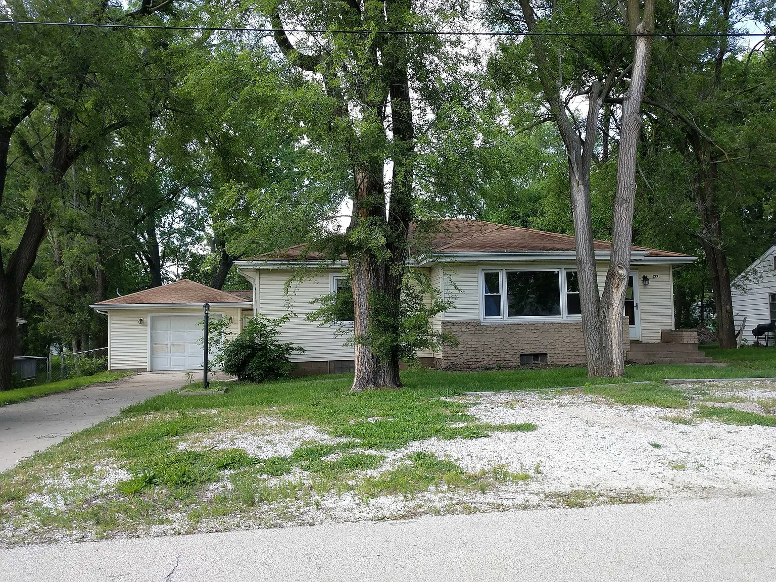 4221 S Fairview Dr photo 1