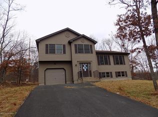 107 Warbler Ct, Bushkill, PA 18324