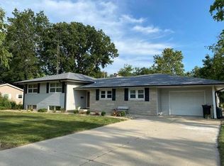 9 Orchard Dr, Charleston, IL 61920