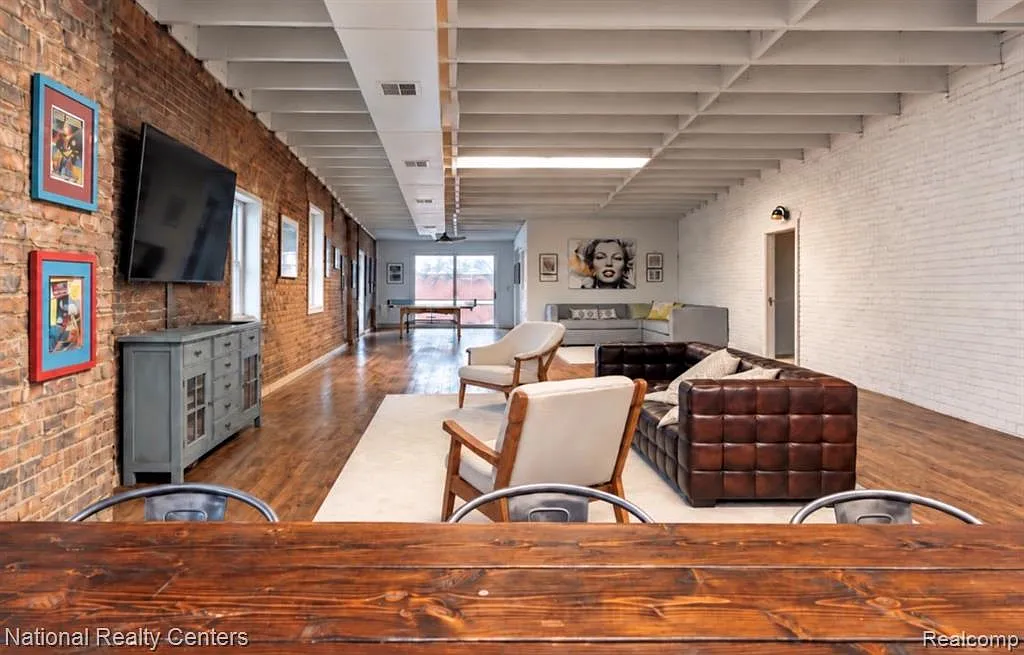 1 bed, 1.0 bath, 1500 sqft, $1,500 — Photo 2