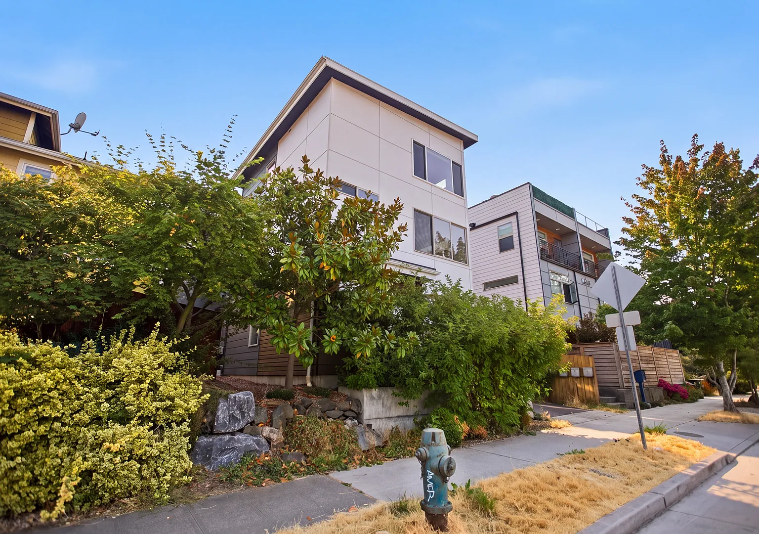 Well-located 2 bed 2 bath townhome in North Delridge with parking — Photo 2